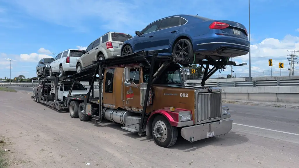Tractocamión de RGP Logistics transportando sedanes y SUVs de distintas marcas