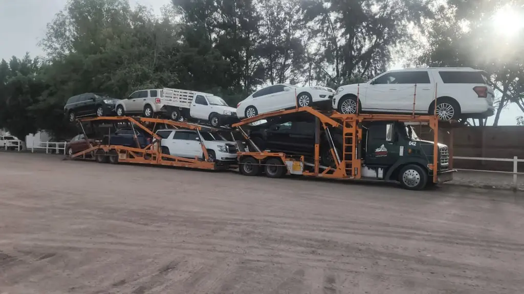 Nodriza de RGP Logistics con dos niveles de vehículos estacionada en patio de maniobras